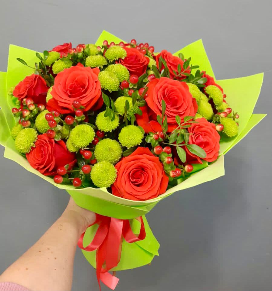 Букет цветов из: Хризантемы и Розы в Нефтеюганске