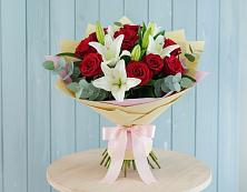 Букет цветов из:  Лилии и Розы в Нефтеюганске