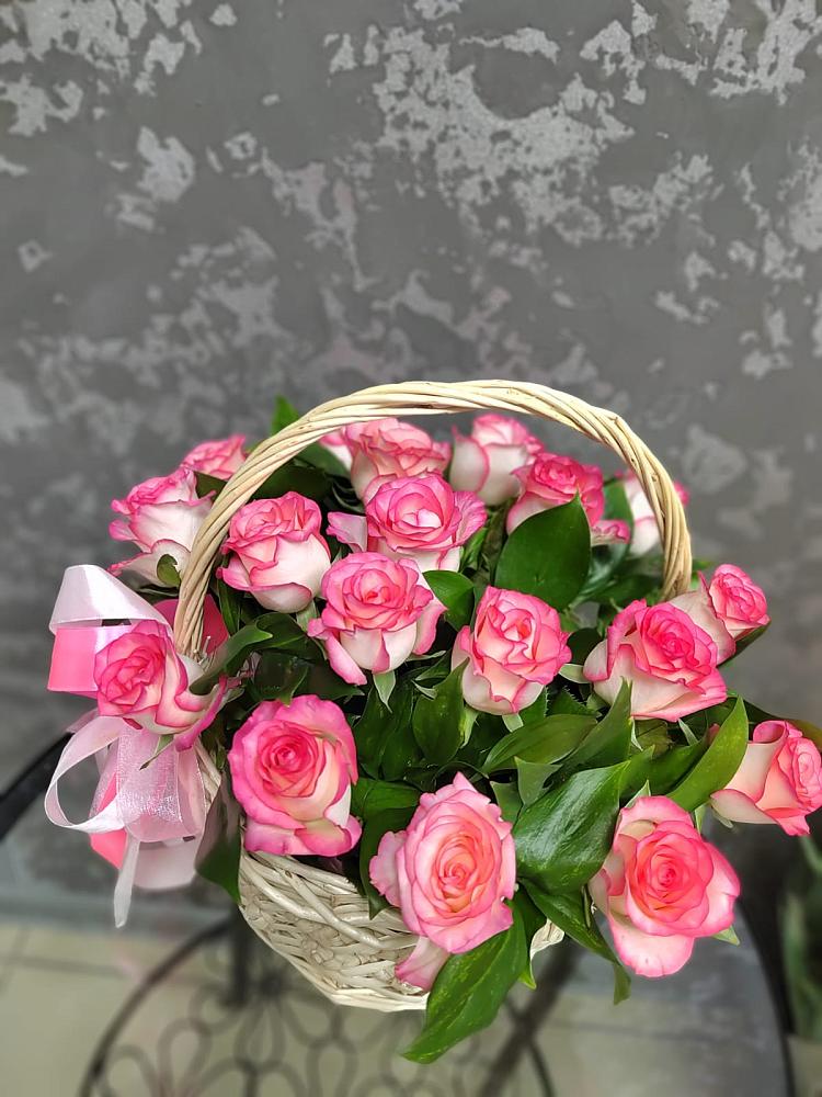 Цветочная композиция из Розы в корзине в Нефтеюганске