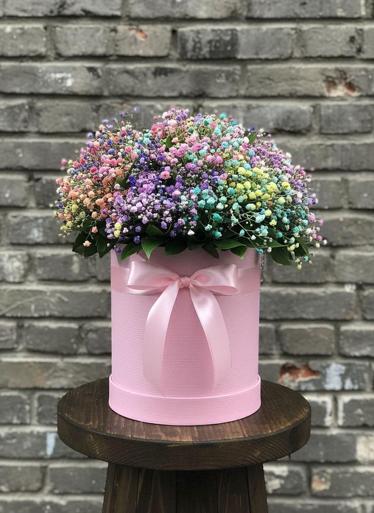 Цветочная композиция из Гипсофила и Розы в шляпной коробке в Нефтеюганске