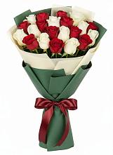 Букет Микс из красных и белых роз в Нефтеюганске