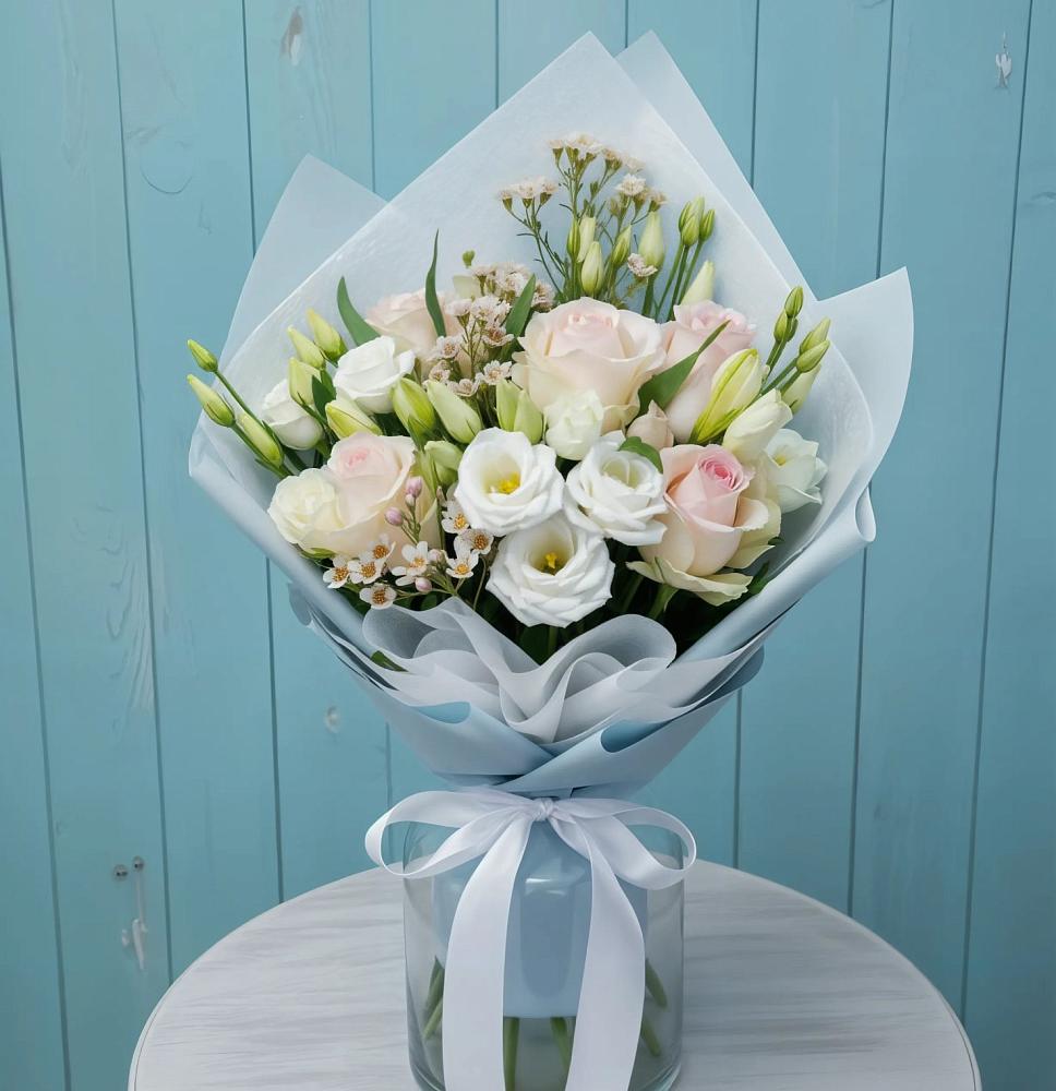 Букет цветов из: Розы и Лизиантусы в Нефтеюганске