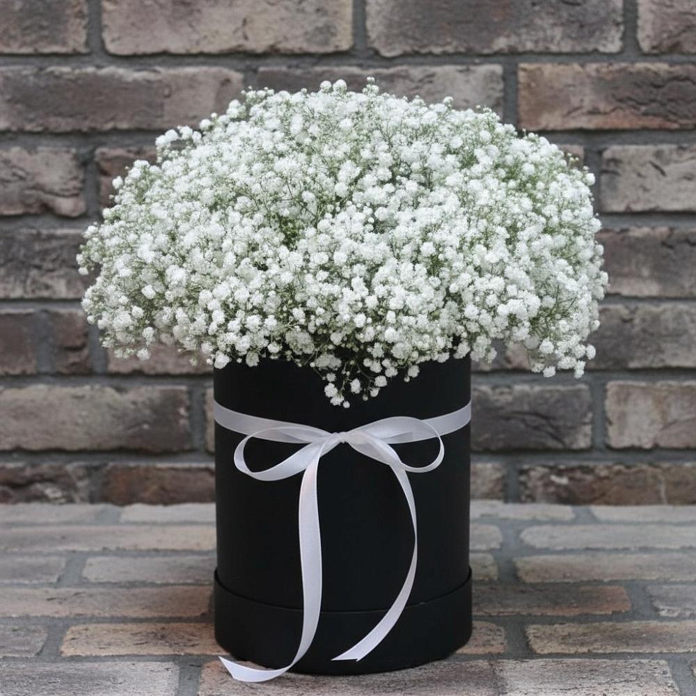 Цветочная композиция из Гипсофила в шляпной коробке в Нефтеюганске