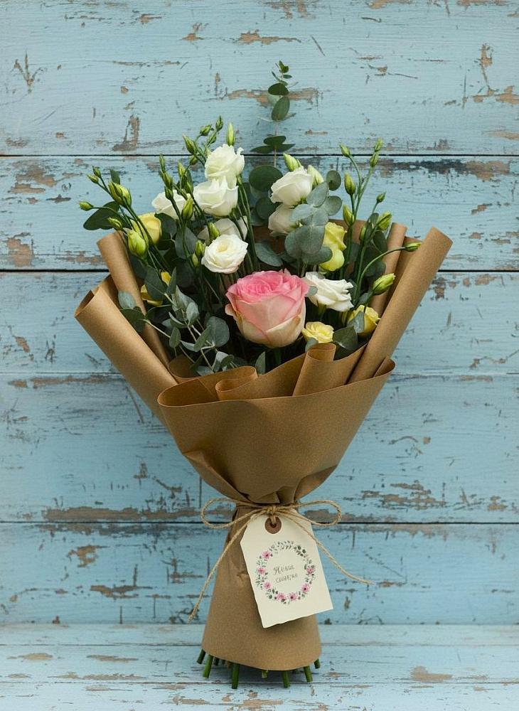 Букет цветов из: Розы и Лизиантусы в Нефтеюганске