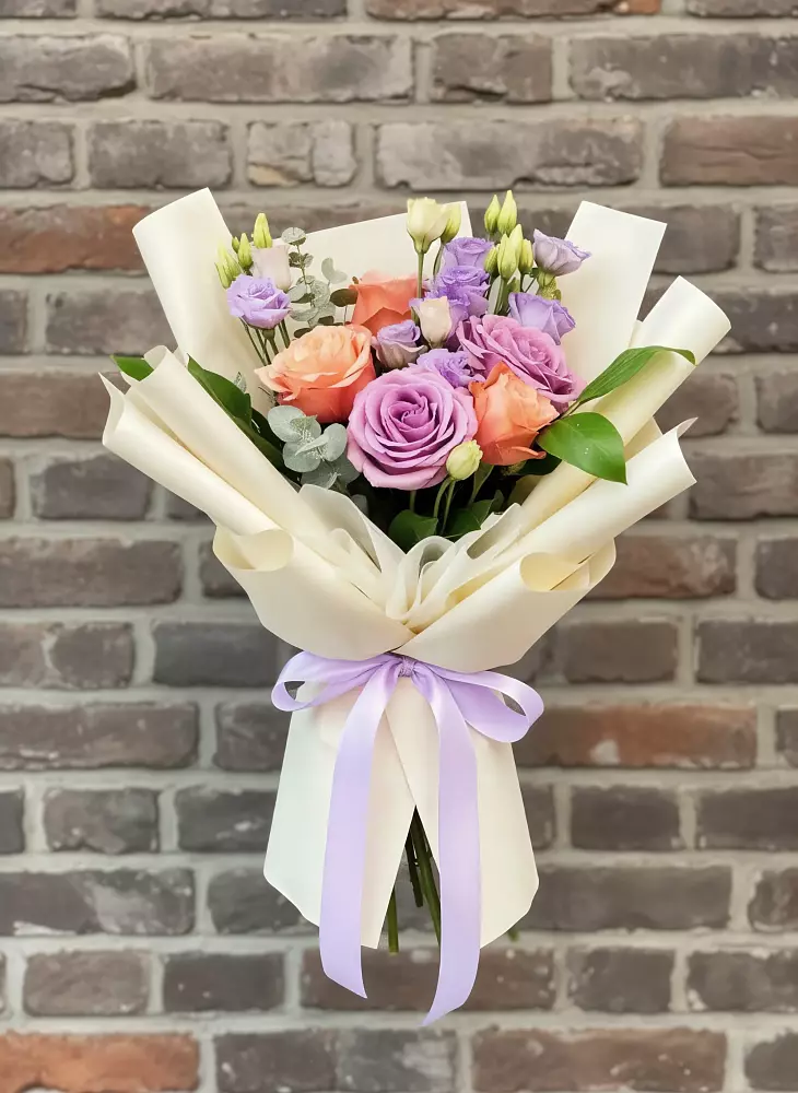 Букет цветов из: Лизиантусы и Розы в Нефтеюганске