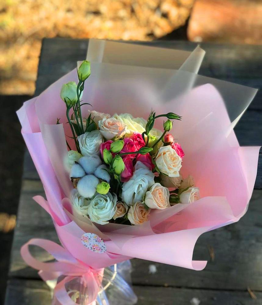 Букет цветов из: Розы и Лизиантусы в Нефтеюганске