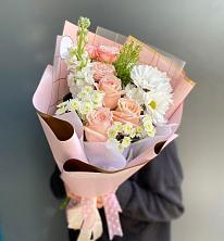 Букет цветов из:  Хризантемы и Розы в Нефтеюганске