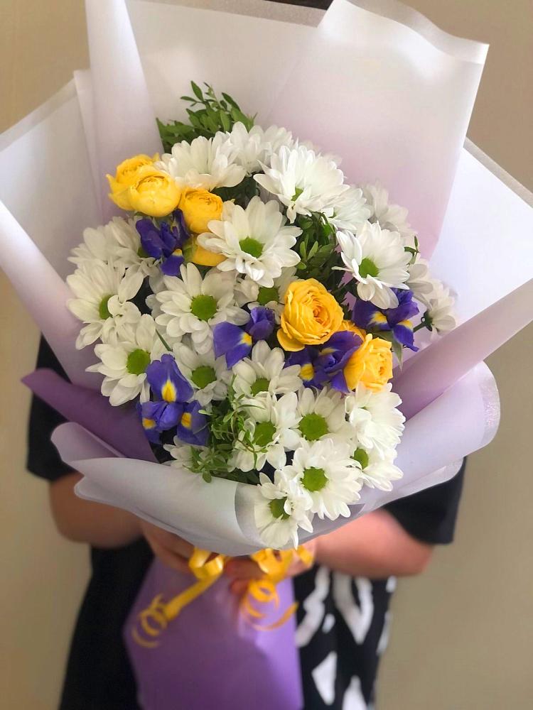Букет цветов из: Ирисы, Хризантемы и Розы в Нефтеюганске