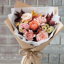 Букет цветов из:  Гвоздики, Хризантемы и Розы в Нефтеюганске