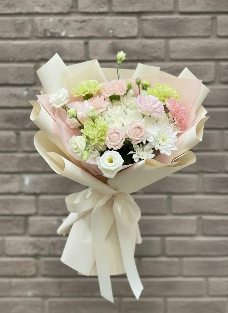 Букет цветов из: Гвоздики, Розы, Лизиантусы и Хризантемы в Нефтеюганске