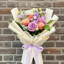 Букет цветов из:  Лизиантусы и Розы в Нефтеюганске