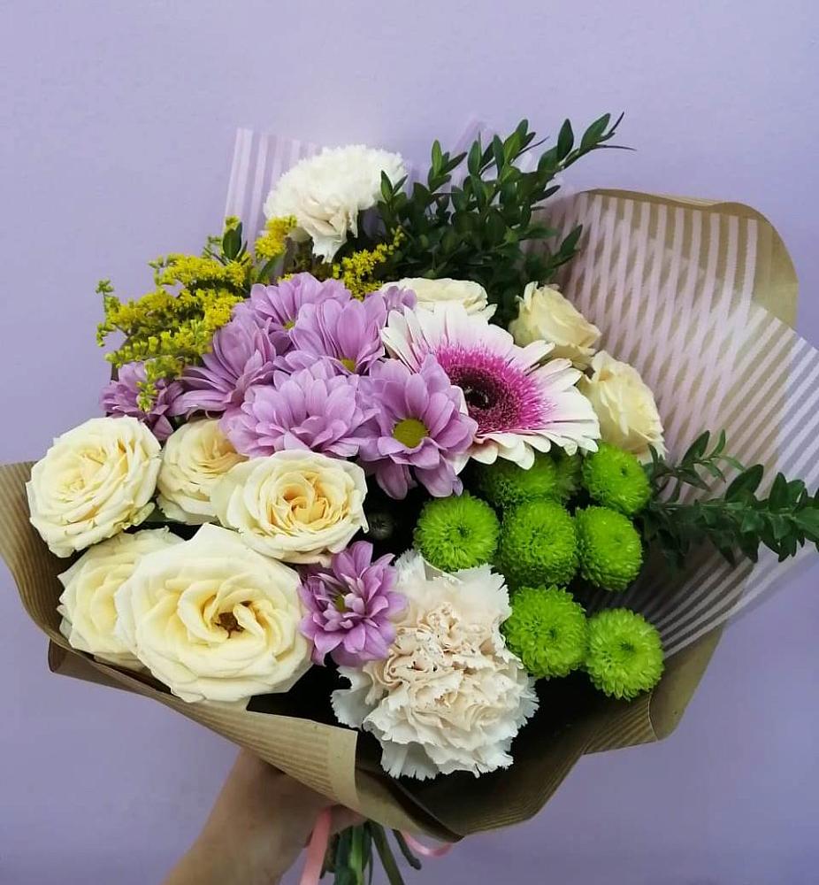 Букет цветов из: Хризантемы, Розы, Гвоздики и Герберы в Нефтеюганске