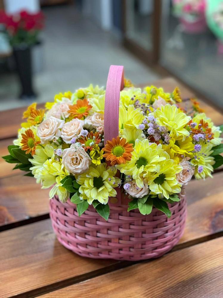 Цветочная композиция из Хризантемы и Розы в корзине в Нефтеюганске
