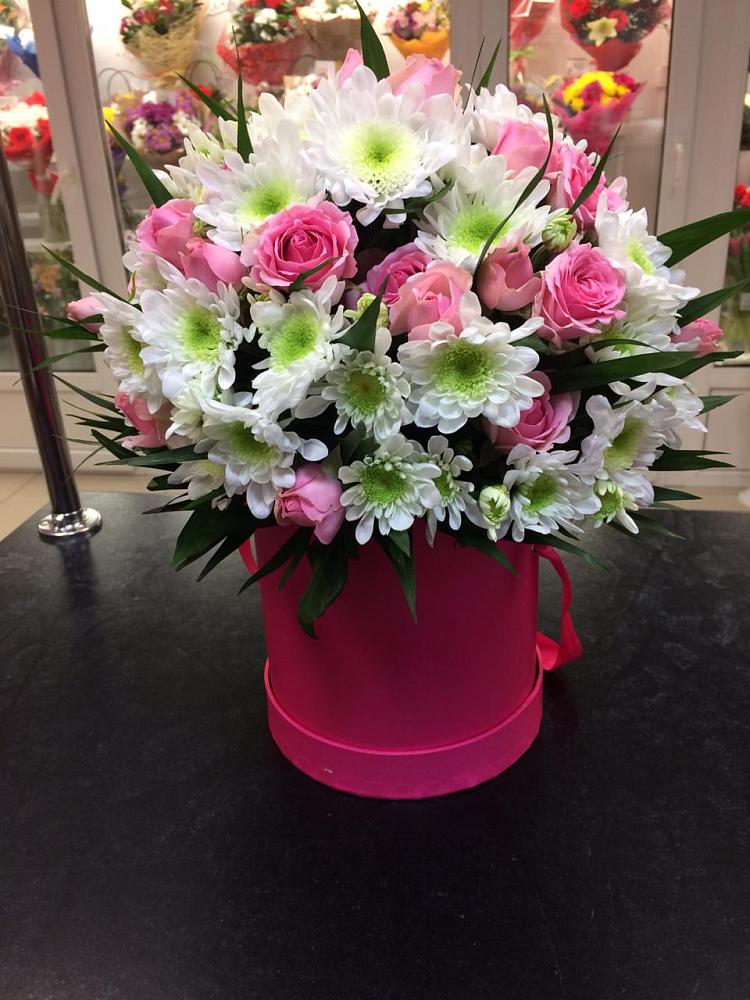 Цветочная композиция из Розы и Хризантемы в шляпной коробке в Нефтеюганске