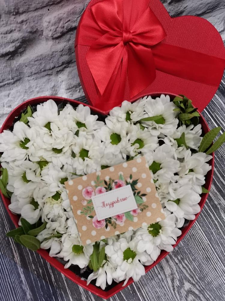 Цветочная композиция из Хризантемы в виде сердца в Нефтеюганске