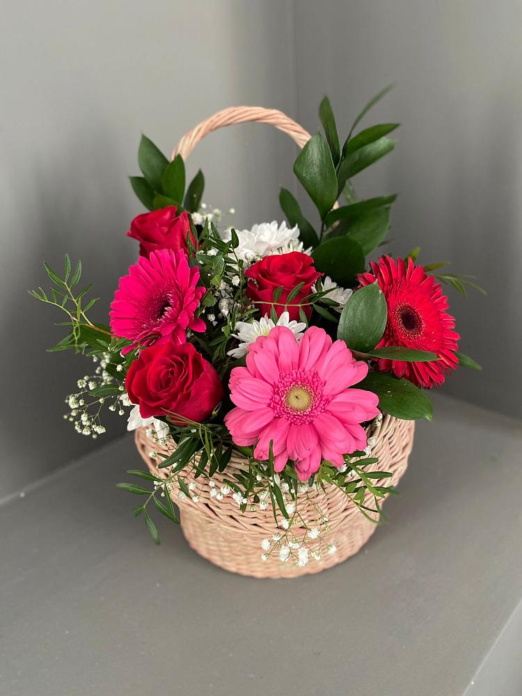 Цветочная композиция из Розы, Хризантемы и Герберы в корзине в Нефтеюганске