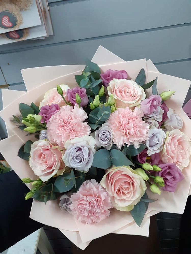 Букет цветов из: Розы, Гвоздики и Лизиантусы в Нефтеюганске