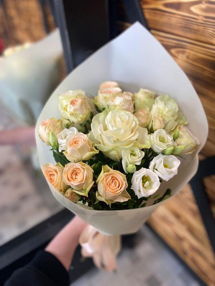 Букет цветов из: Розы и Лизиантусы в Нефтеюганске